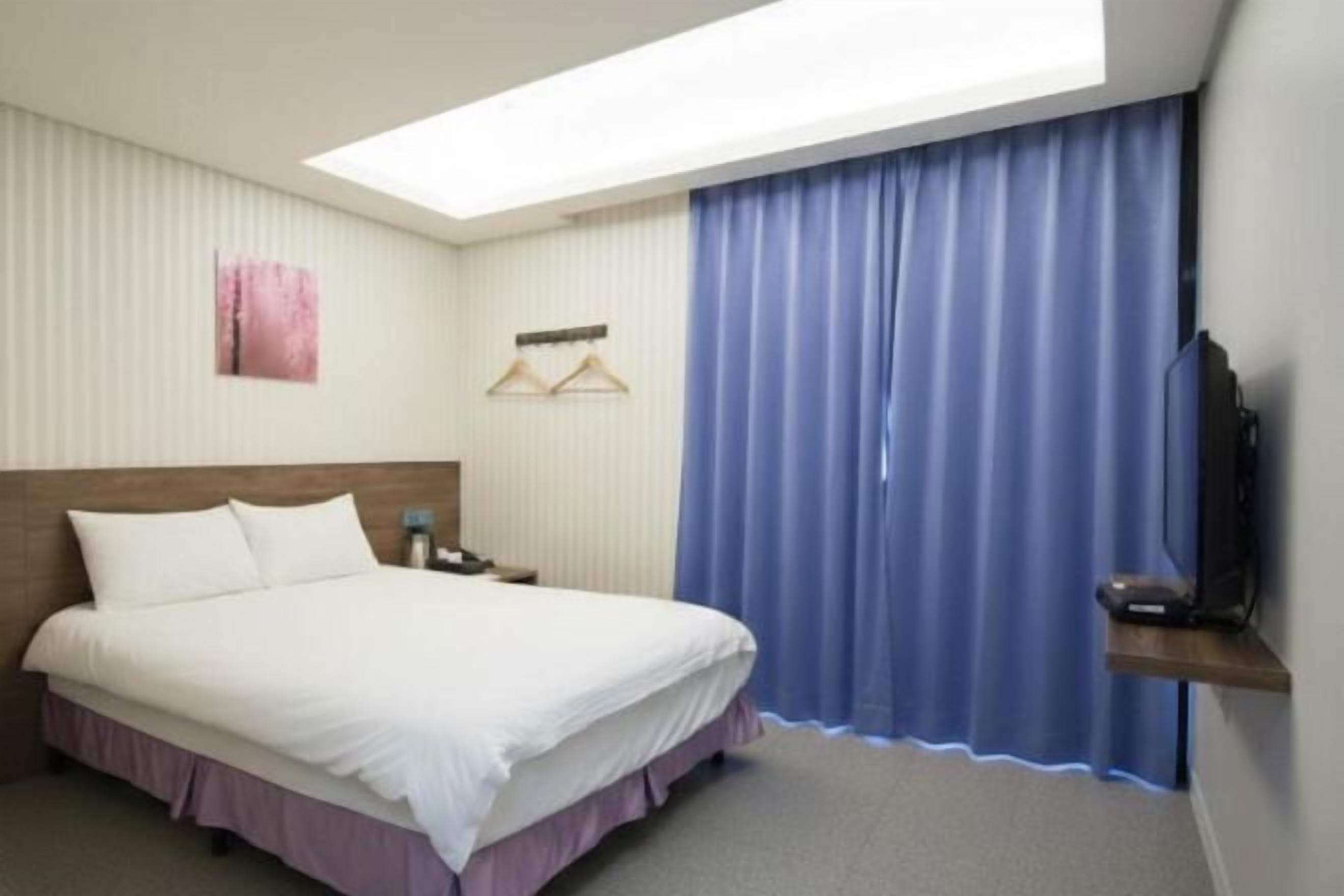 高級寝具、遮光カーテン、防音設備、WiFi (無料)