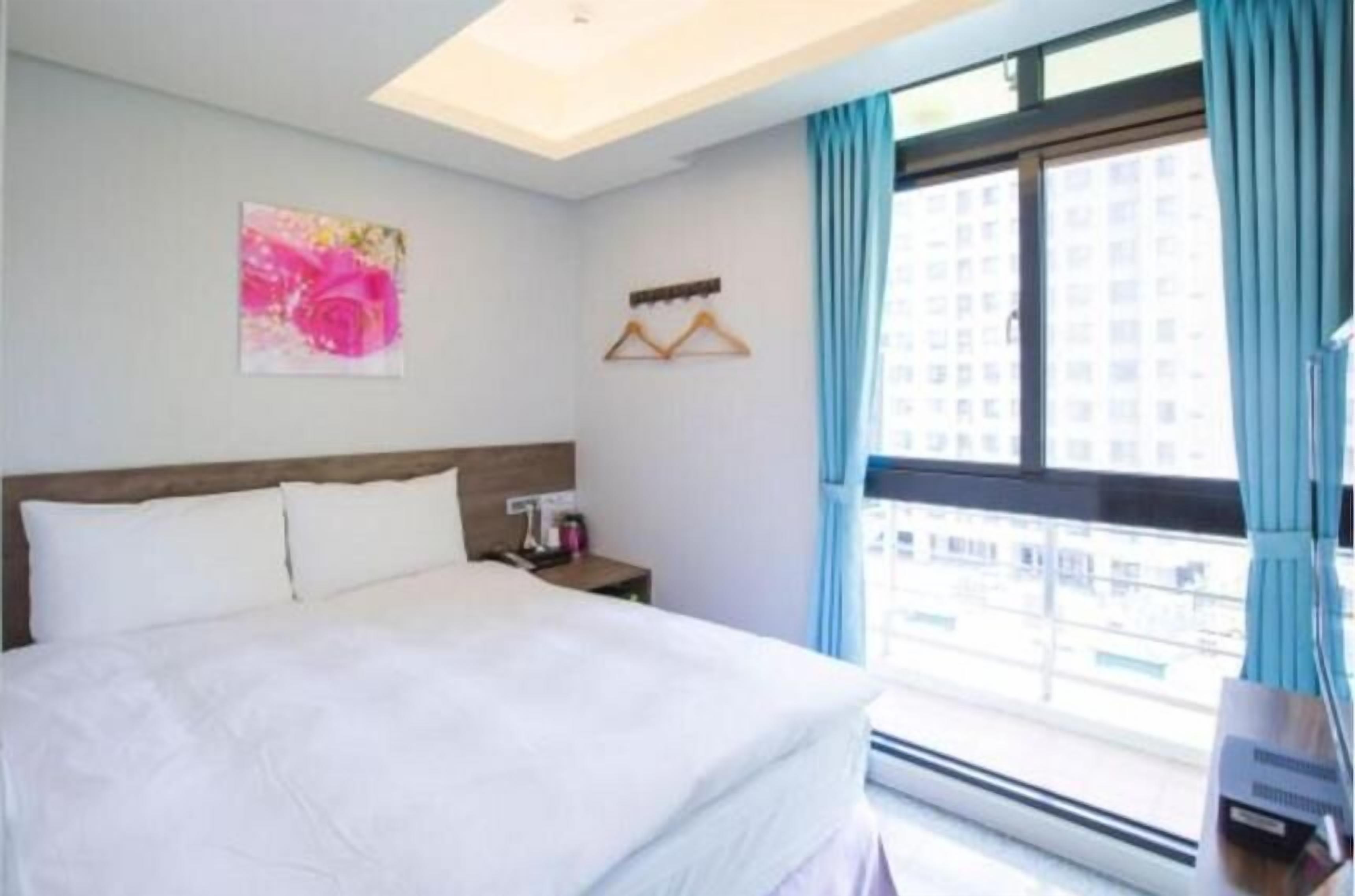 premium bedding, blackout curtains, soundproofing, free wifi