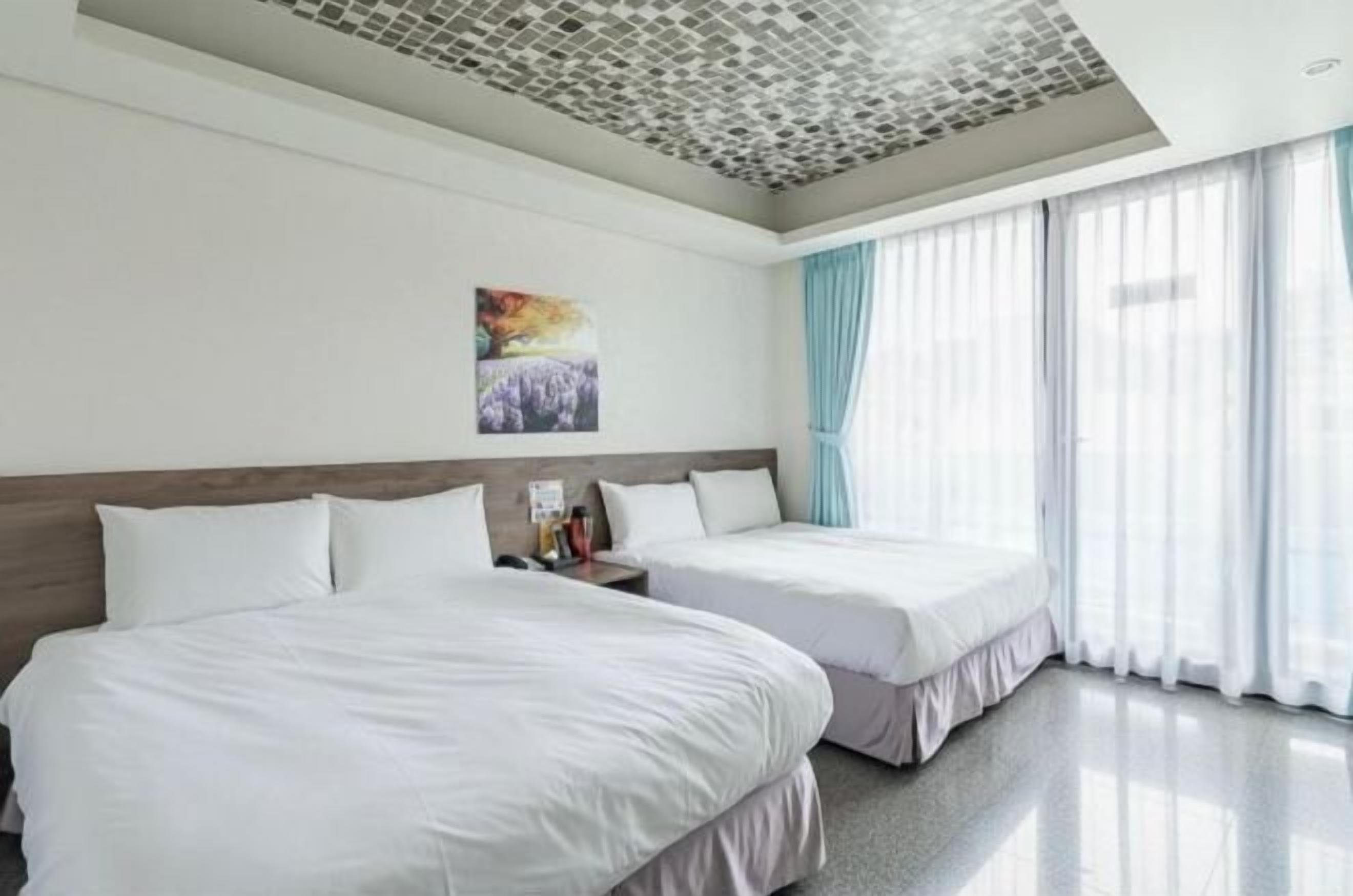 高級寝具、遮光カーテン、防音設備、WiFi (無料)