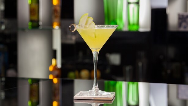 A martini glass with a lemon garnish on a reflective surface. - Hotel Cristal Porto (Porto)