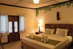 Deluxe Double Room | Minibar, caja de seguridad en la habitación y escritorio