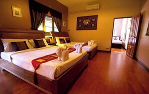Deluxe Large Family Room | Minibar, in-room safe, desk, blackout drapes - Baanplaidoi Resort (Hang Dong)