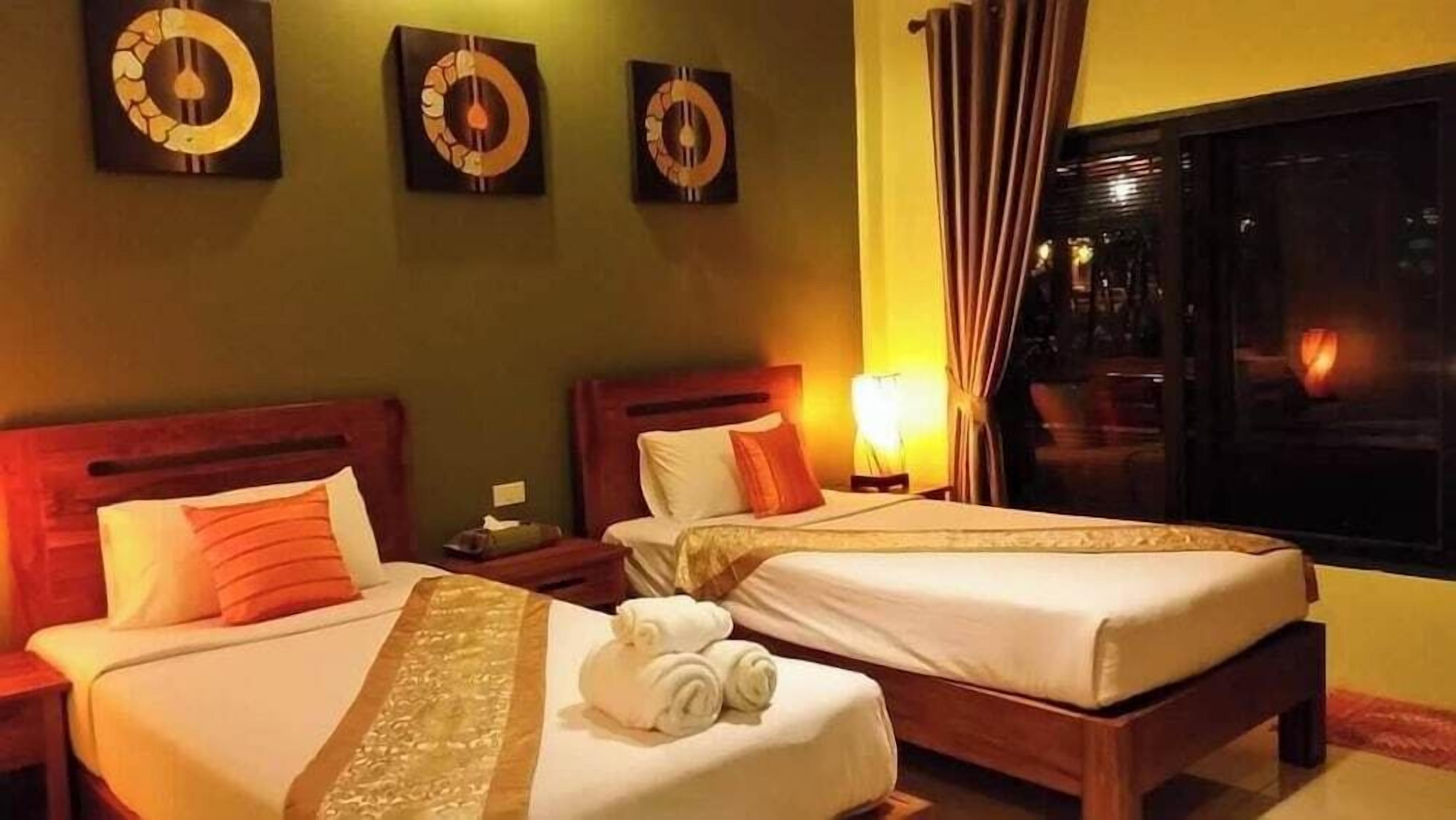 Bar mini, peti besi dalam bilik, meja, langsir/tirai gelap terus 