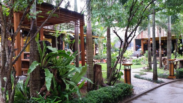 A tropical garden with wooden structures and lush greenery. - Baanplaidoi Resort (Hang Dong)