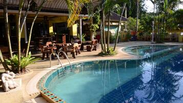 Hồ bơi ngoài trời