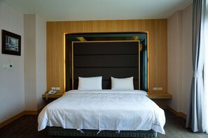 Basic Quadruple Room | Desk, blackout drapes, soundproofing, free WiFi