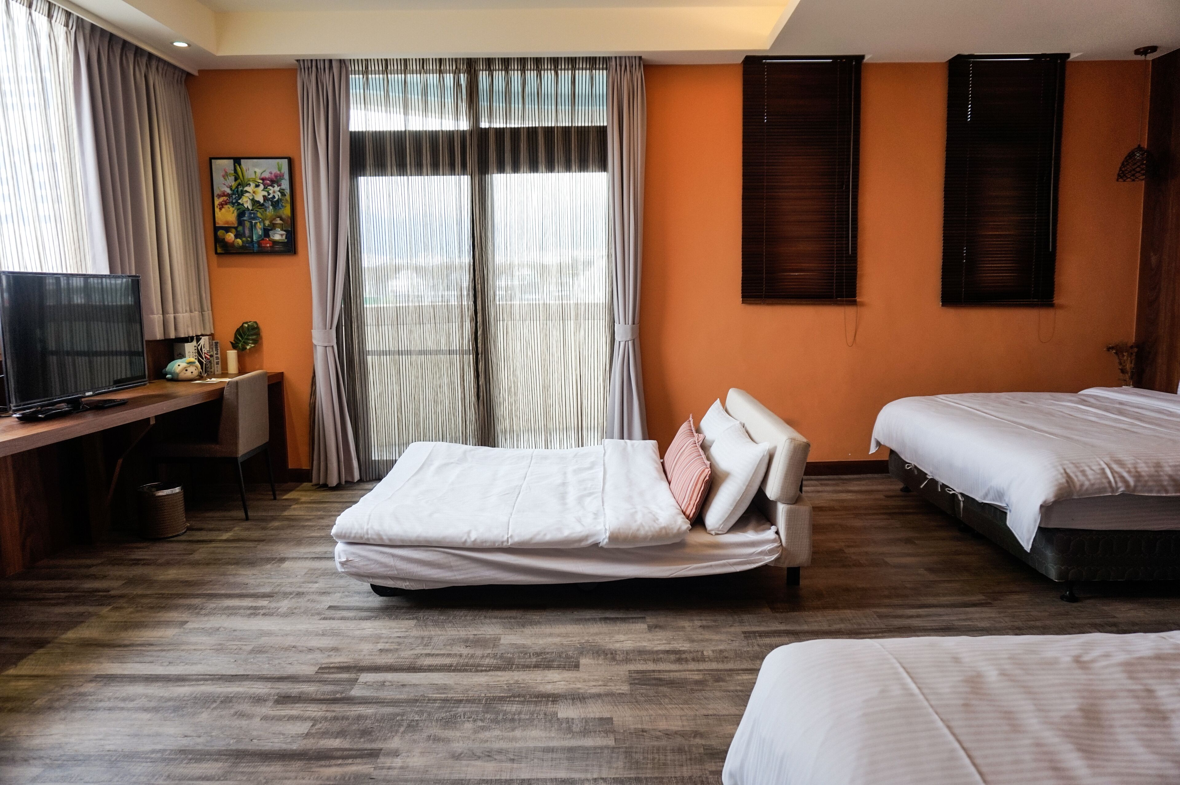 comfort room | desk, blackout curtains, soundproofing, free wifi