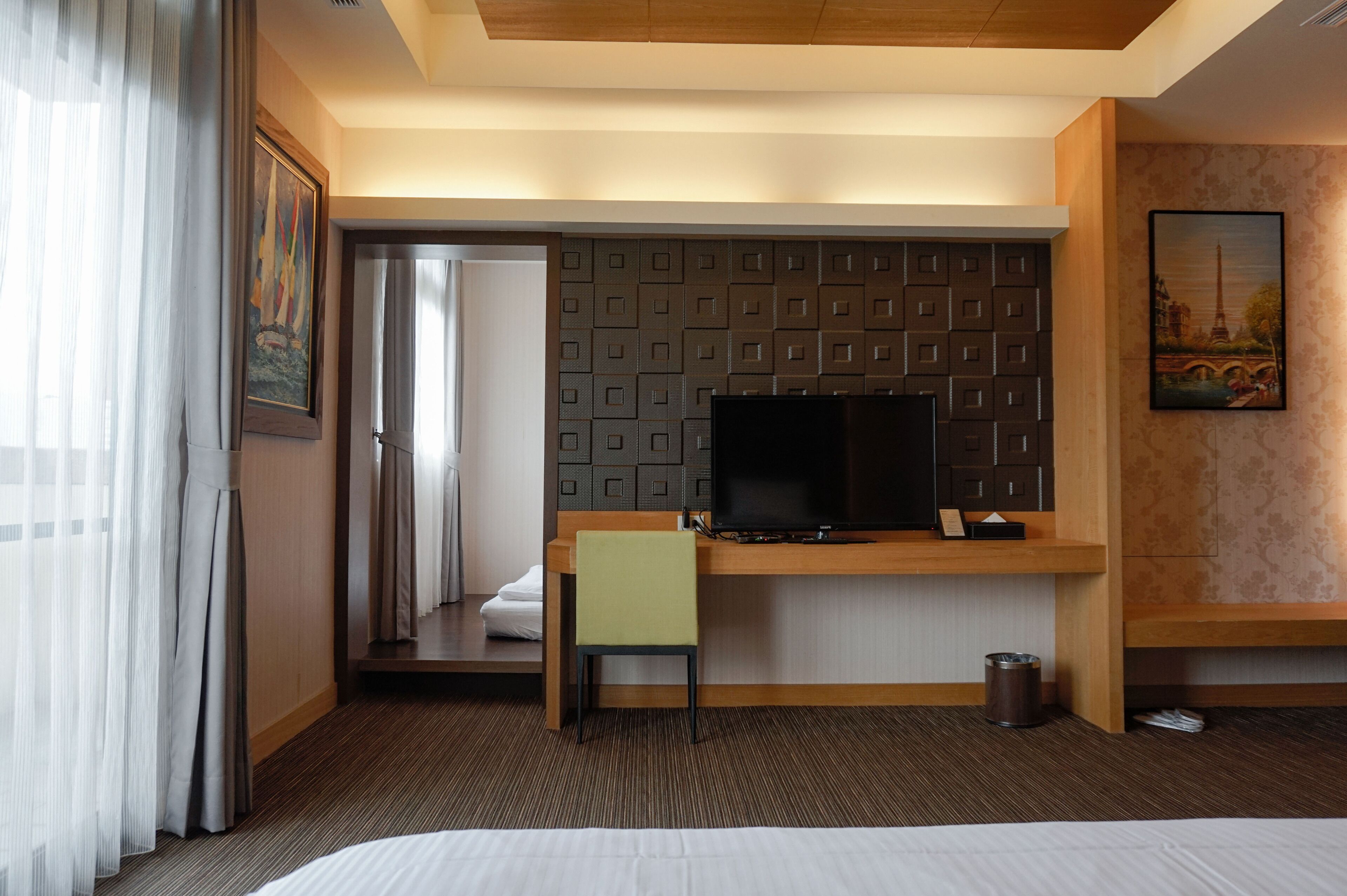 basic quadruple room | desk, blackout curtains, soundproofing, free wifi