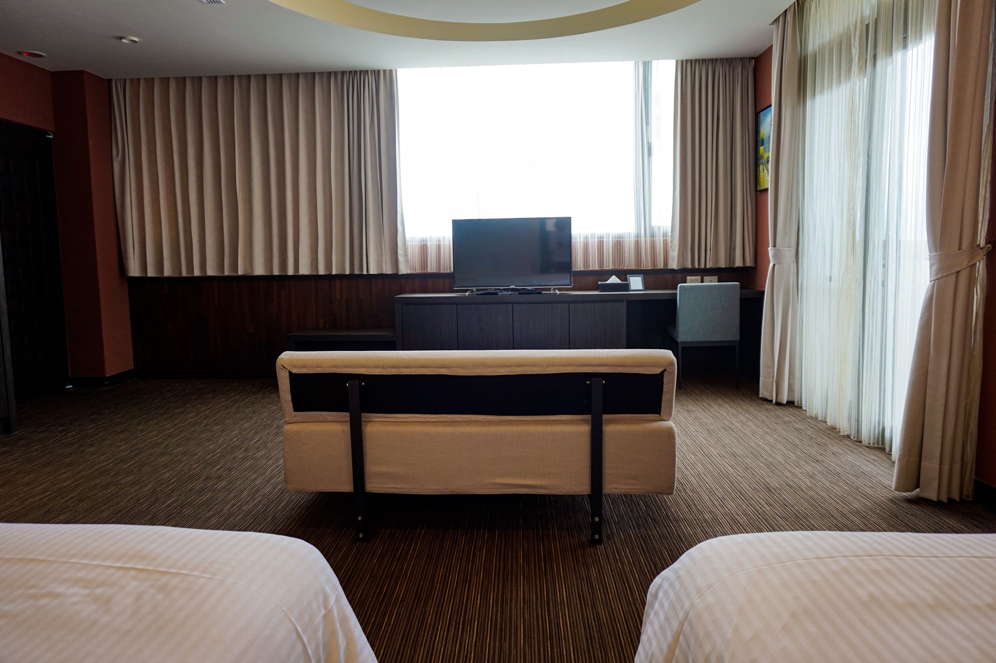 comfort room | desk, blackout curtains, soundproofing, free wifi