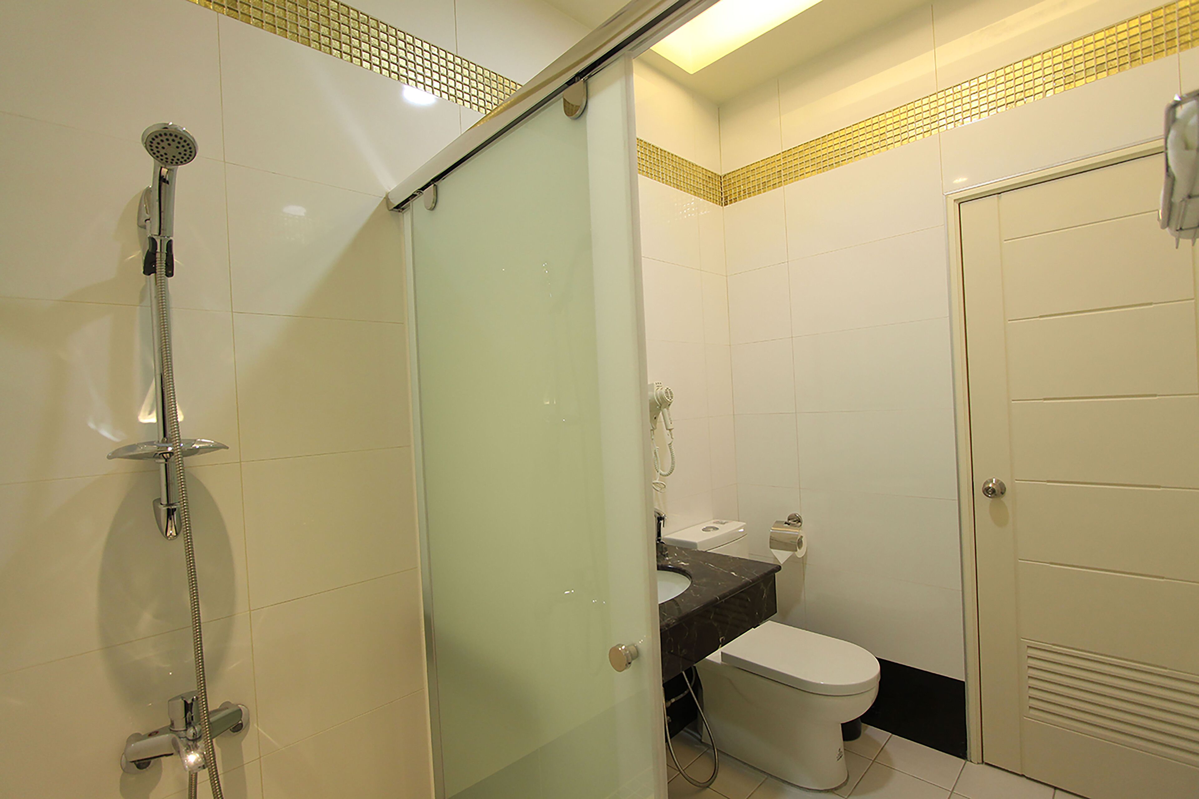 standard double room, 2 twin beds (no window) | bathroom shower