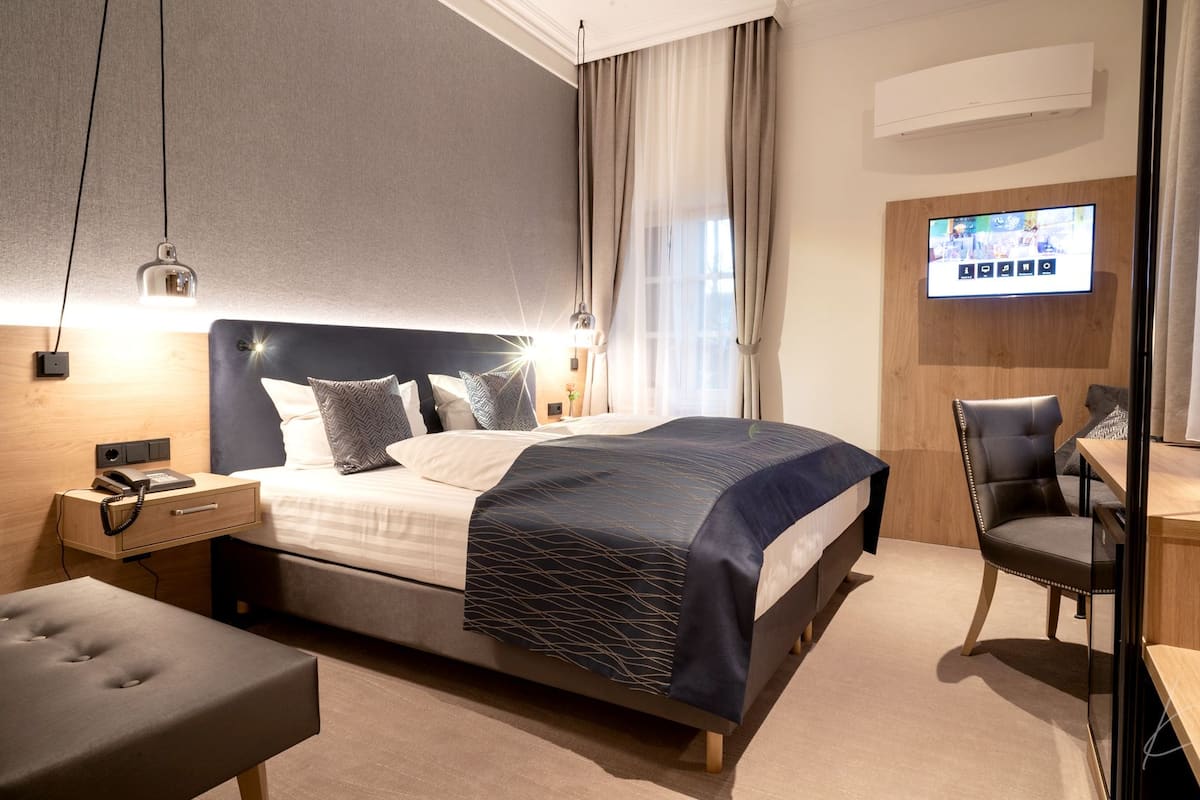 Habitación doble | Ropa de cama de alta calidad, edredón, camas con pillow-top y minibar