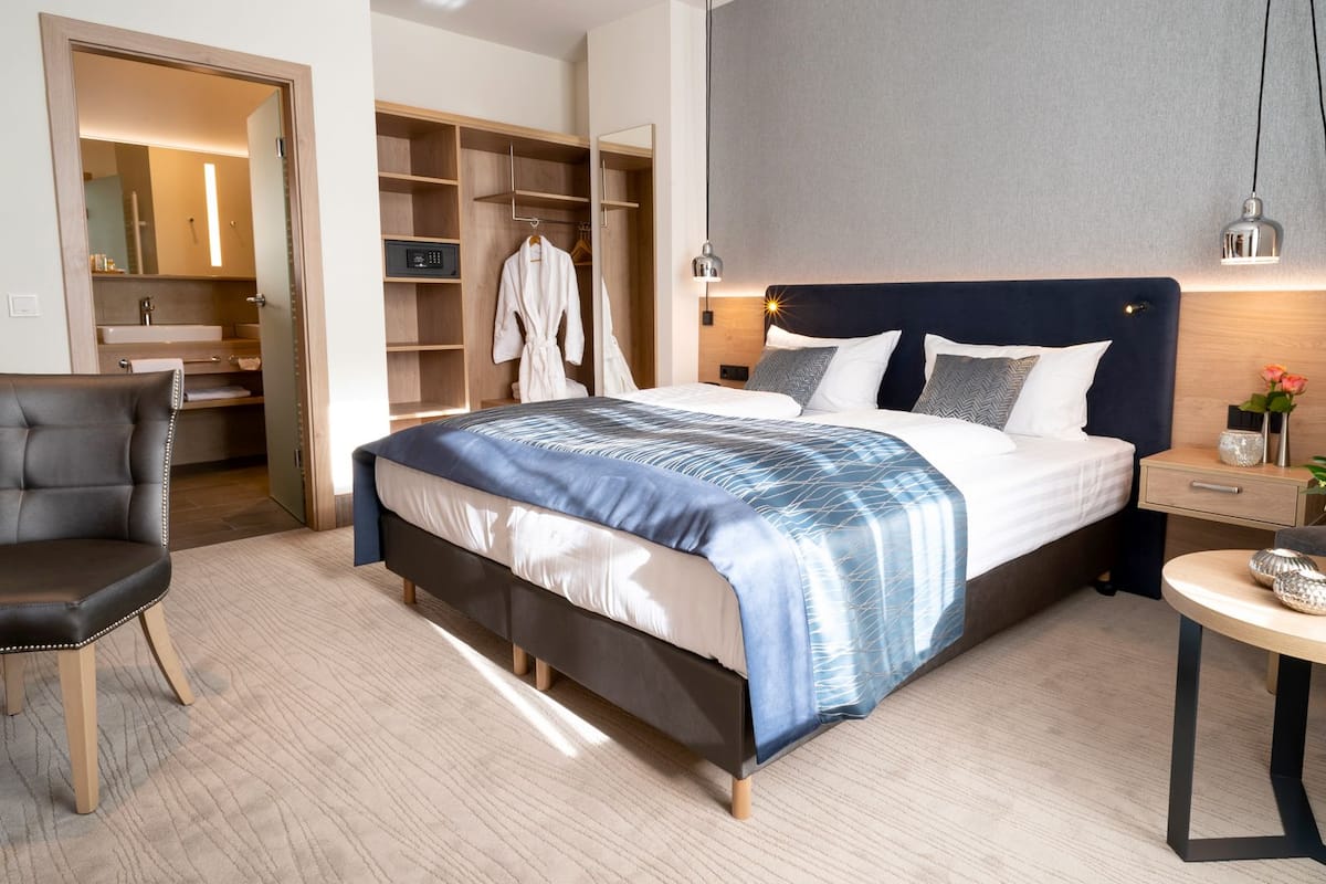 Suite superior, 1 cama King size, tina | Ropa de cama de alta calidad, edredón, camas con pillow-top y minibar