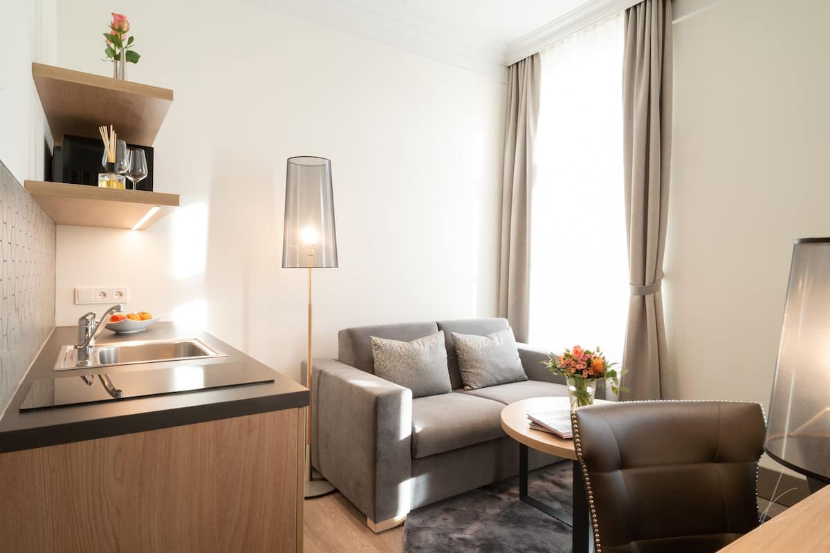 Superior Suite, 1 King Bed, Kitchenette