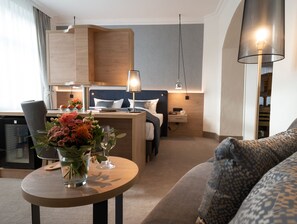 Superior suite, 1 kingsize bed, sauna | Luxe beddengoed, donsdekens, pillowtop-bedden, een minibar