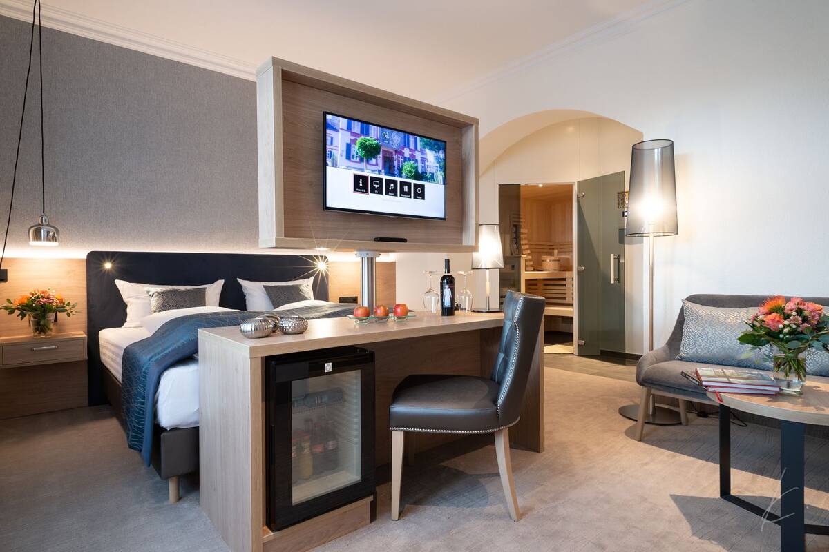 Superior Suite, 1 King Bed, Sauna