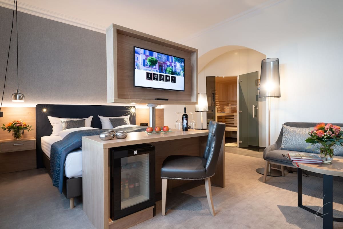 Suite superior, 1 cama King size, sauna | Ropa de cama de alta calidad, edredón, camas con pillow-top y minibar