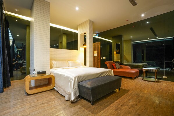 Deluxe Suite (Check-in after 7PM, Must check out at noon next day if stay more than 1 night) | Free minibar, soundproofing, free WiFi, bed sheets - Moonlight Motel (Taichung)