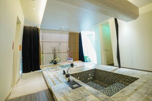 Chambre Double Deluxe (Check-in after 7PM) | Salle de bain | Baignoire et douche séparées, baignoire à jets