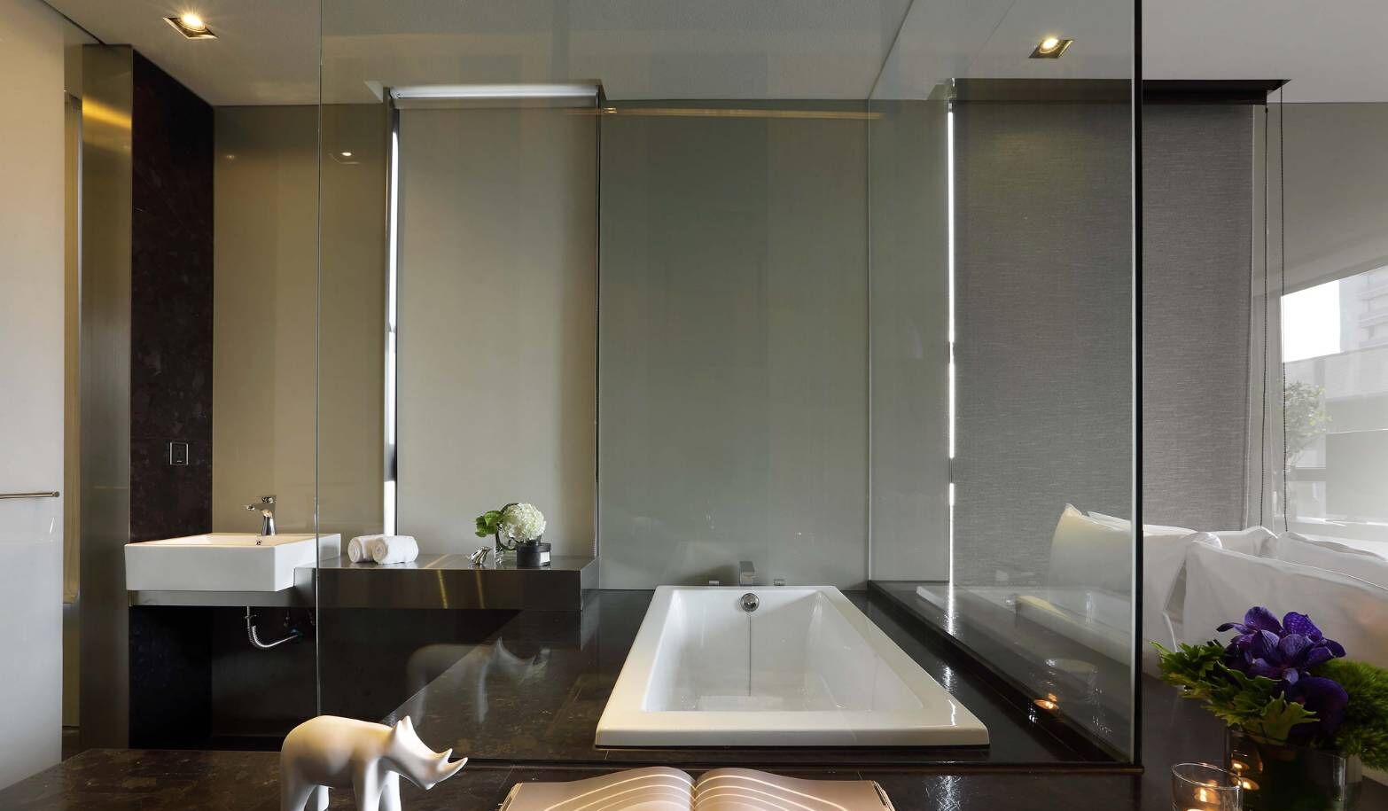 Une salle de bain moderne avec une grande baignoire, un lavabo et un miroir.