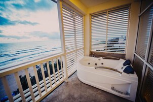 Suite | Deep soaking bathtub