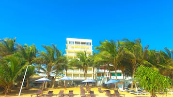 En la playa, sillas reclinables de playa