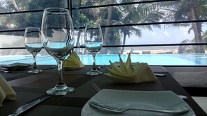 2 restauranter, der serverer morgenmad, frokost og aftensmad