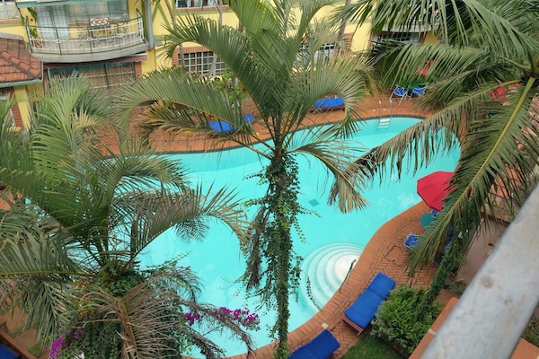 Alberca al aire libre y camastros