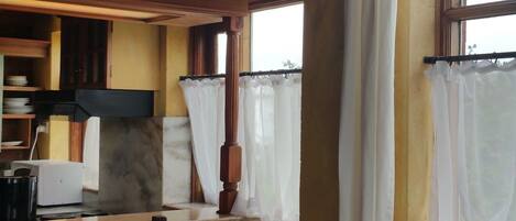 Khu vực ăn uống tại phòng