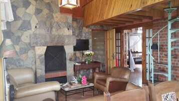 Apartamento familiar, 2 habitaciones (Vista) | Sala de estar | Una televisión de pantalla plana