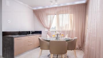 Suite (with Balcony) | Down comforters, minibar, in-room safe, desk