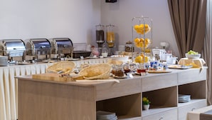 Una mesa de buffet con diversos alimentos y salsas.