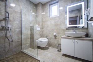 Kostenlose Toilettenartikel, Haartrockner, Hausschuhe, Handtücher