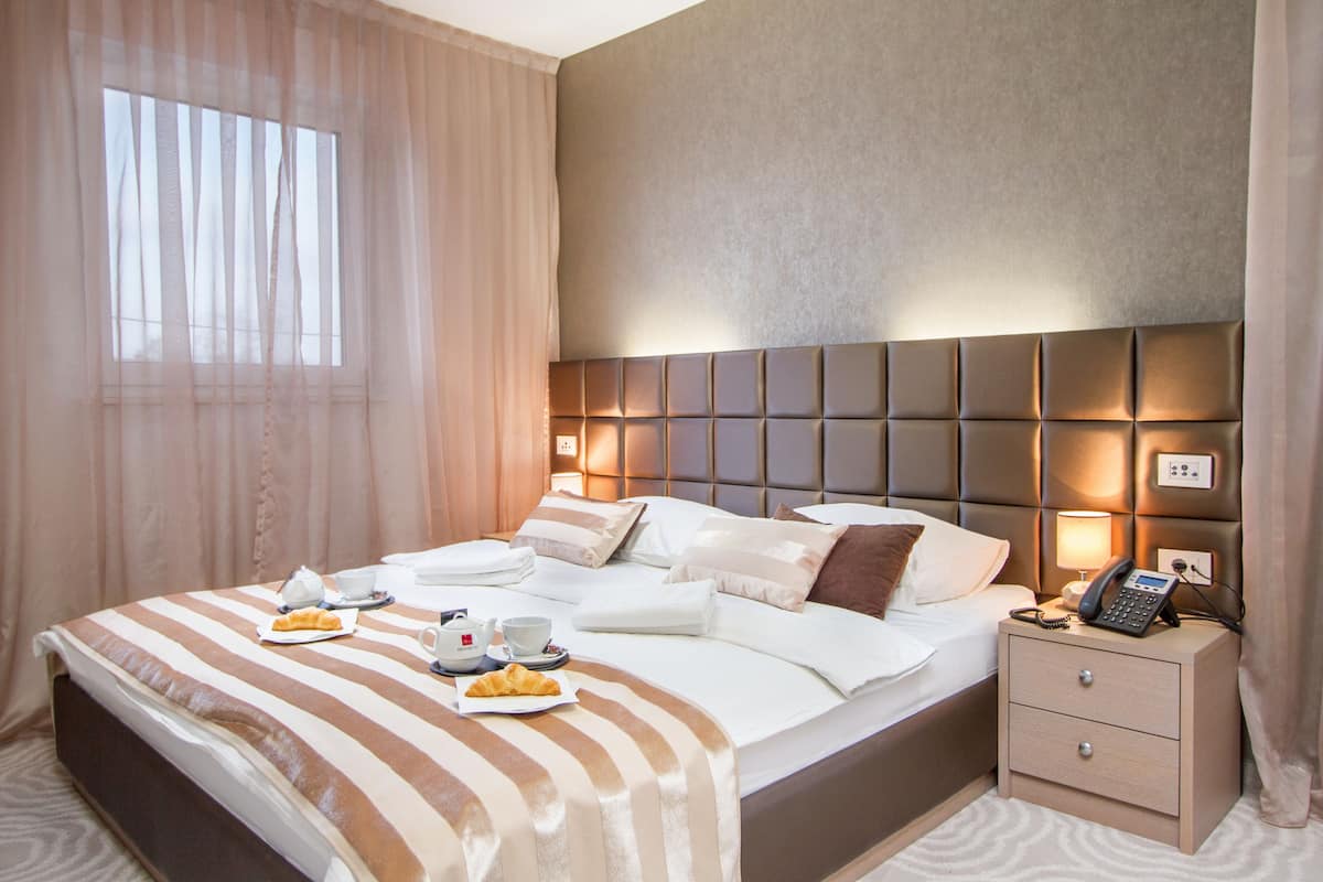 Suite (with Balcony) | Daunenbettdecken, Minibar, Zimmersafe, Schreibtisch