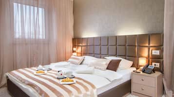 Suite (with Balcony) | Down comforters, minibar, in-room safe, desk