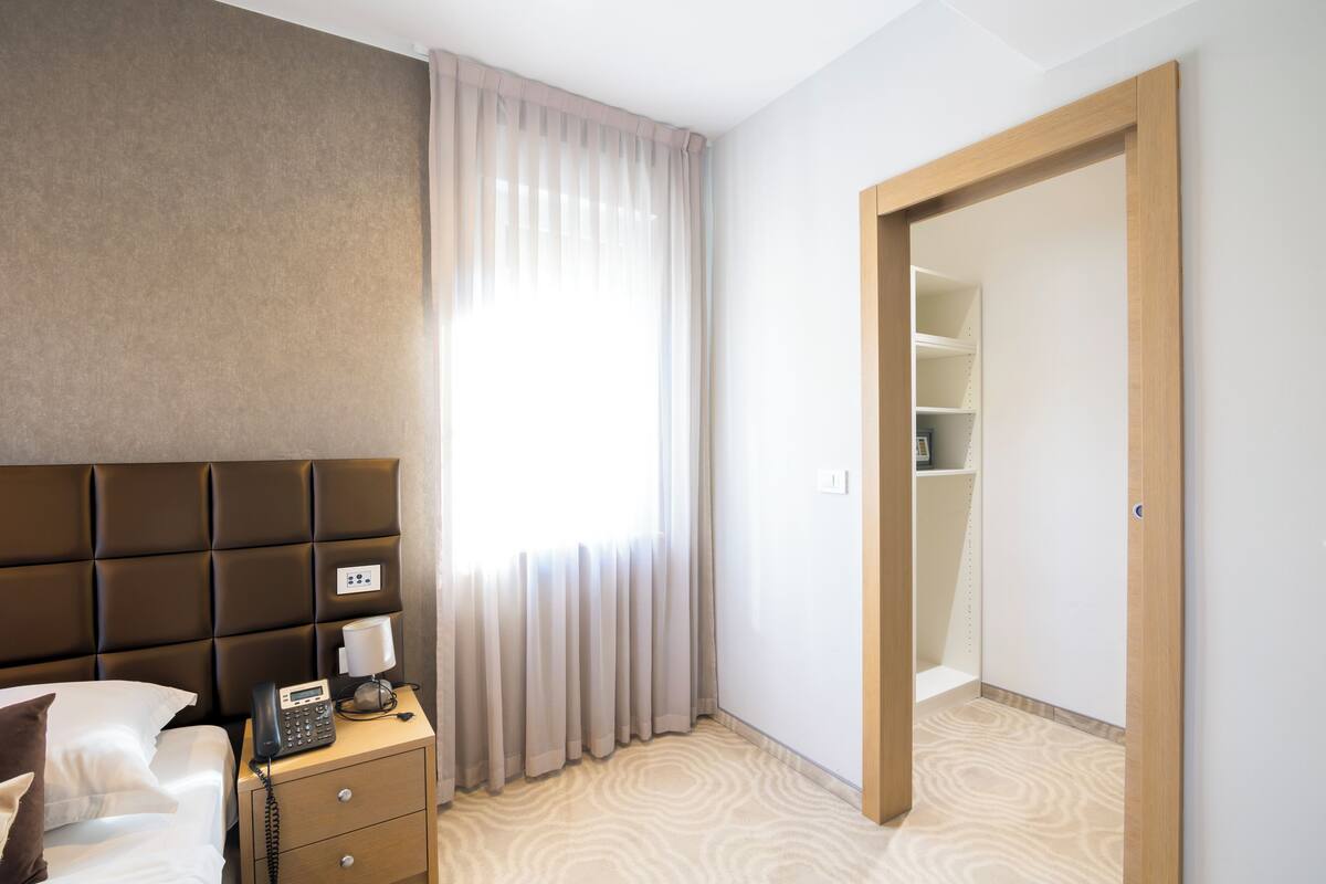 ห้องสวีท (with Balcony) | ผ้านวมขนเป็ด, มินิบาร์, ตู้นิรภัยในห้องพัก, โต๊ะทำงาน