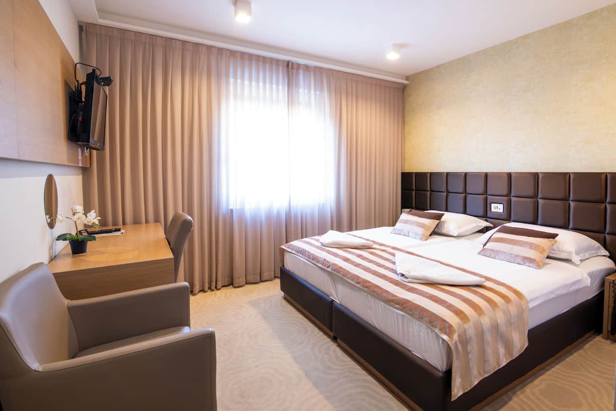 ห้องซูพีเรียดับเบิลหรือทวิน | ผ้านวมขนเป็ด, มินิบาร์, ตู้นิรภัยในห้องพัก, โต๊ะทำงาน