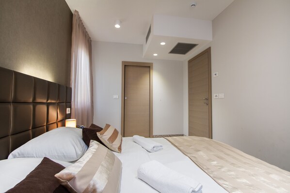 套房 (with Balcony) | 羽絨被、迷你吧、客房內保險箱、書桌