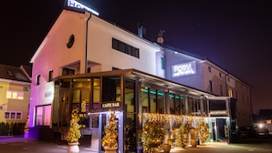 Un hotel con recepción, bar-cafetería y decoración navideña.