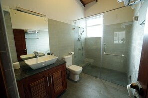 Ducha, artículos de higiene personal gratuitos y secador de pelo