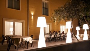 Outdoor dining - Hotel Alba D'Amore (Lampedusa)