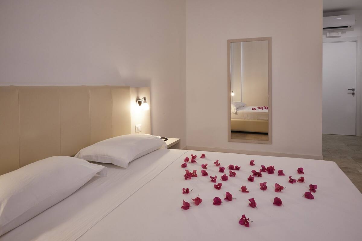 Standard Twin Room | In-room safe, desk, soundproofing, WiFi (free)