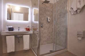 Standard Twin Room | Bathroom | Shower, free toiletries, hair dryer, towels