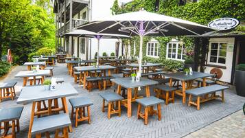 Lunch and dinner served, local and international cuisine