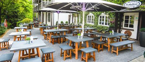 Serveert lunch en diner, lokale en internationale gerechten