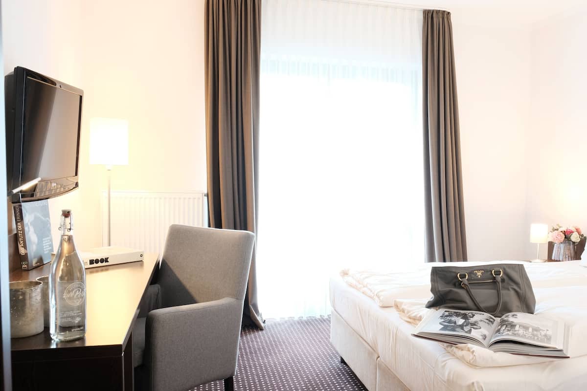 Comfort kamer | Een bureau, geluiddichte muren, een strijkplank/strijkijzer, babybedden