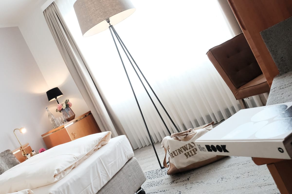 Standaard kamer | Een bureau, geluiddichte muren, een strijkplank/strijkijzer, babybedden