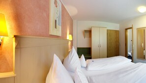 Classic Double Room | Desk, free cribs/infant beds, free WiFi, bed sheets - Hotel Waldmühle (Zella-Mehlis)