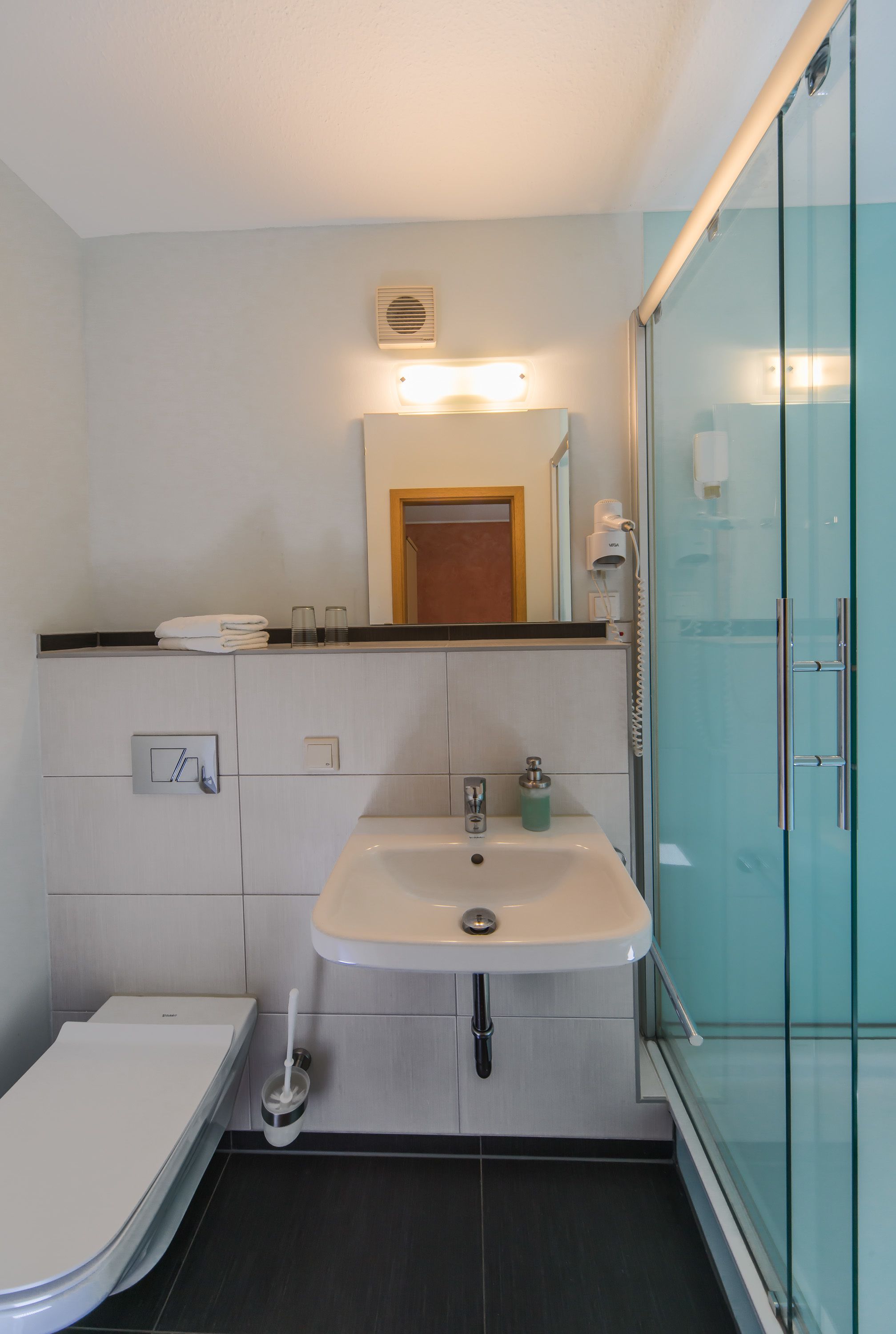 desk, free cots/infant beds, free wifi, bed sheets