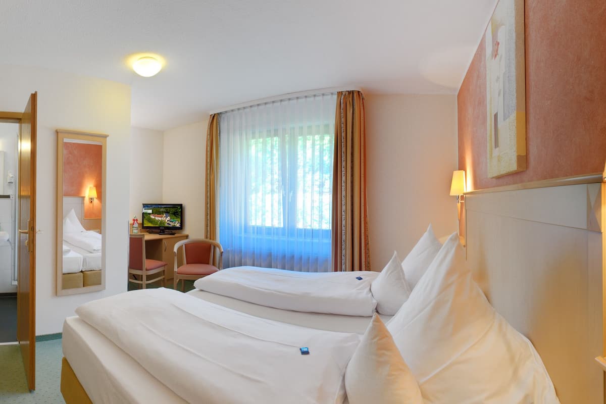 classic double room | desk, free cots/infant beds, free wifi, bed sheets