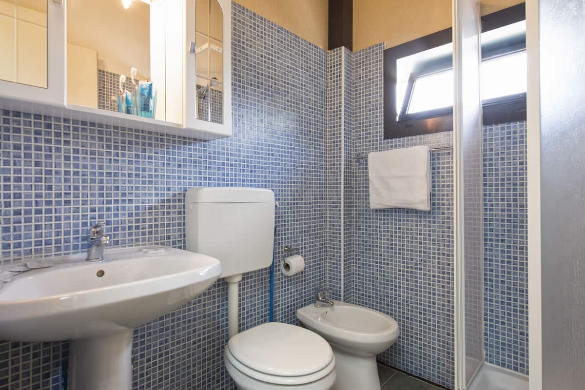 Familienzimmer (superior) | Badezimmer | Dusche, Handtücher